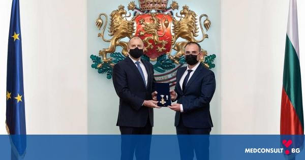 Президентът Румен Радев удостои двама лекари от Александровска болница с най-високи държавни отличия