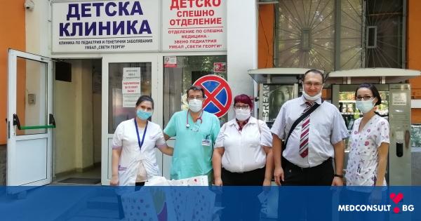 Посолството на САЩ изненада с подаръци децата в 2 клиники на УМБАЛ „Свети Георги“ -Пловдив